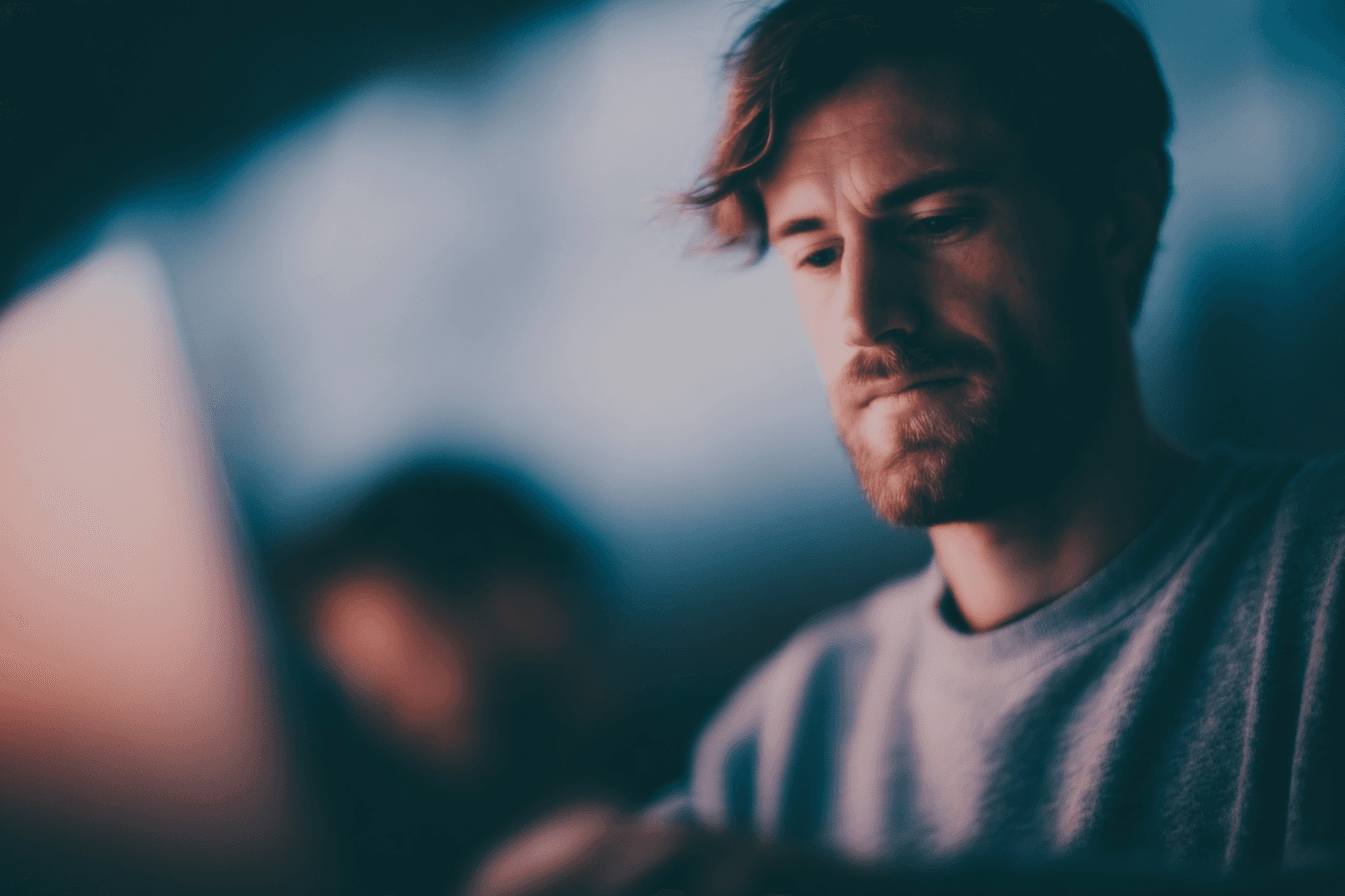 Proč vaše AI píše obecné fráze a jak to změnit správnými daty