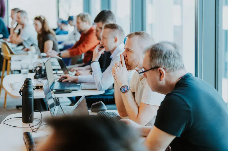 Účastníci workshopu pracují s notebooky